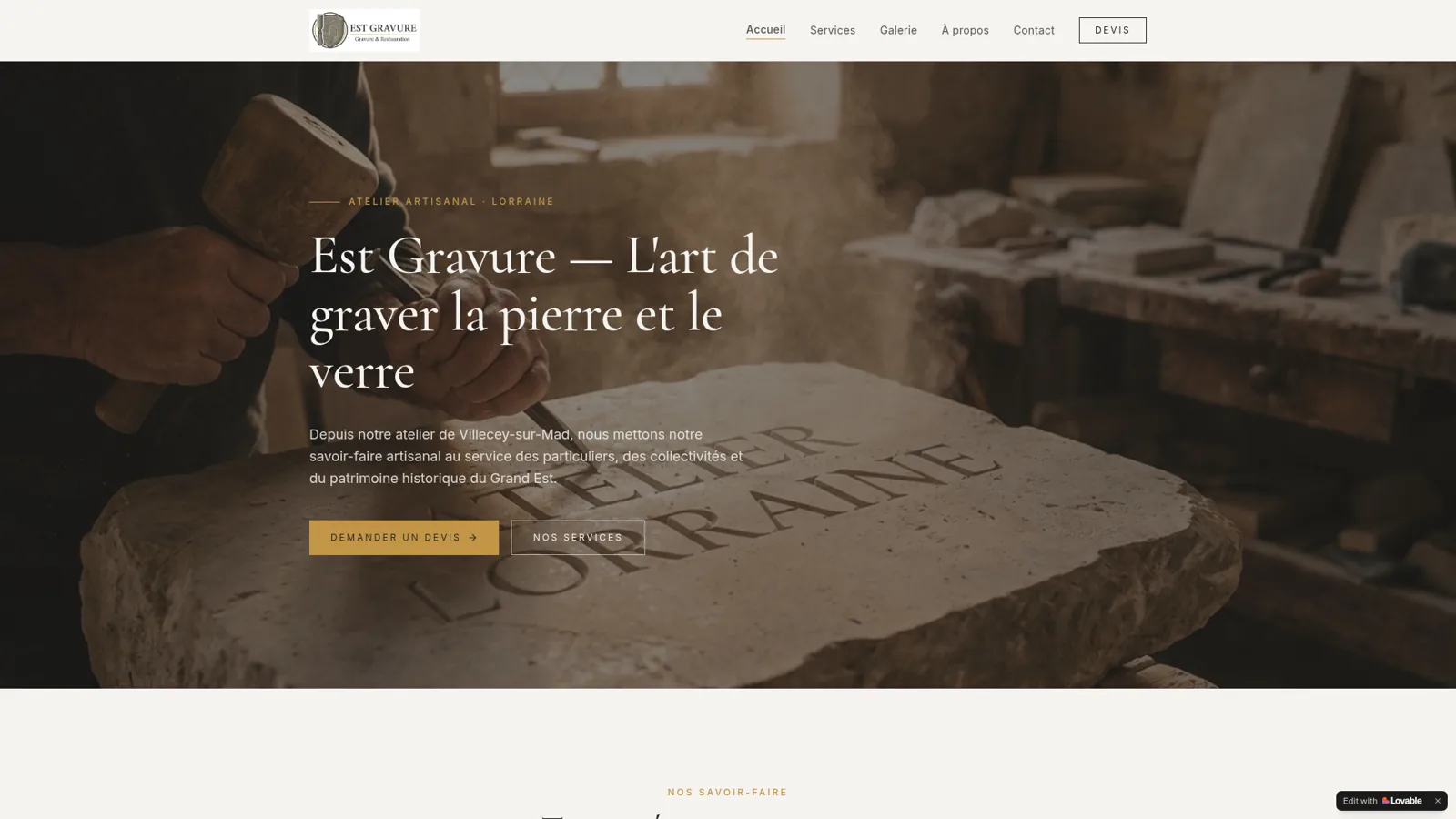 Site vitrine artisanal d'Est Gravure avec un artisan travaillant la pierre